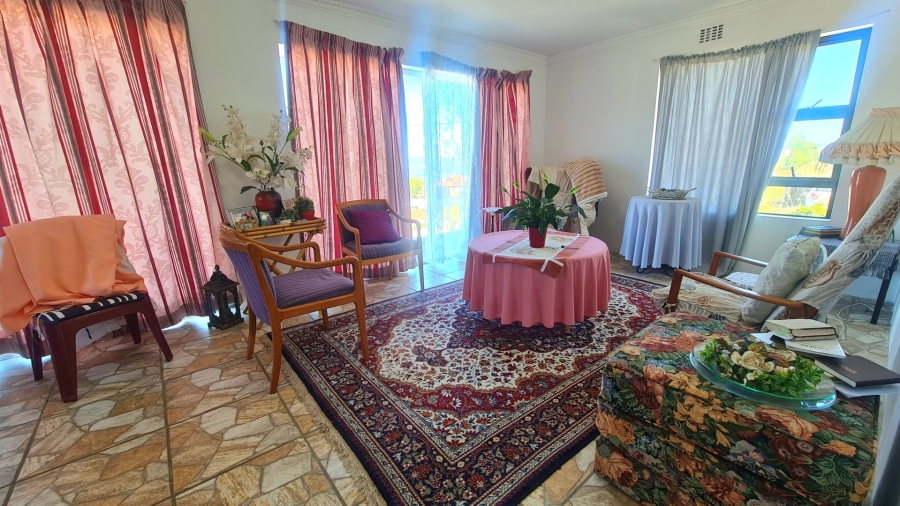 5 Bedroom Property for Sale in Hornlee East Western Cape